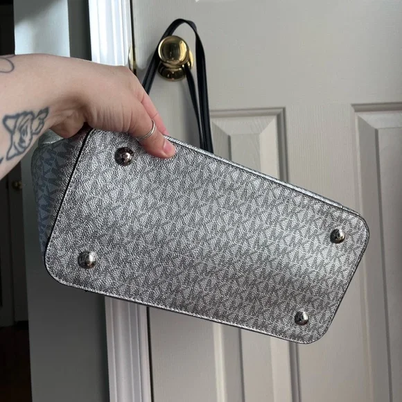 🖤Michael Kors Silver Tote Bag🖤 - Picture 7 of 16